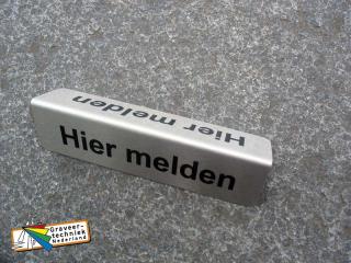 Tentbordjes 150x40mm Materiaal RVS, met uw eigen tekst aan 2 zijden.